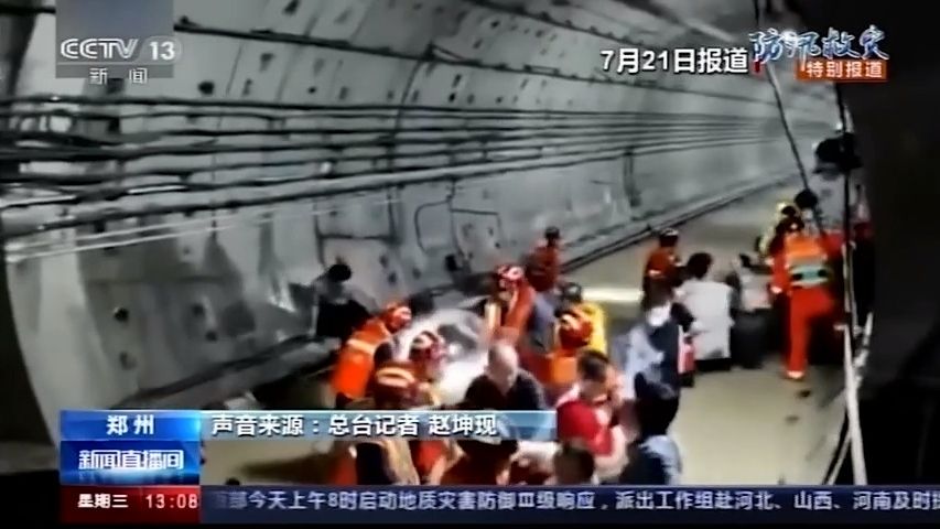 Video: Lidé měli v zaplaveném čínském metru vodu až po krk